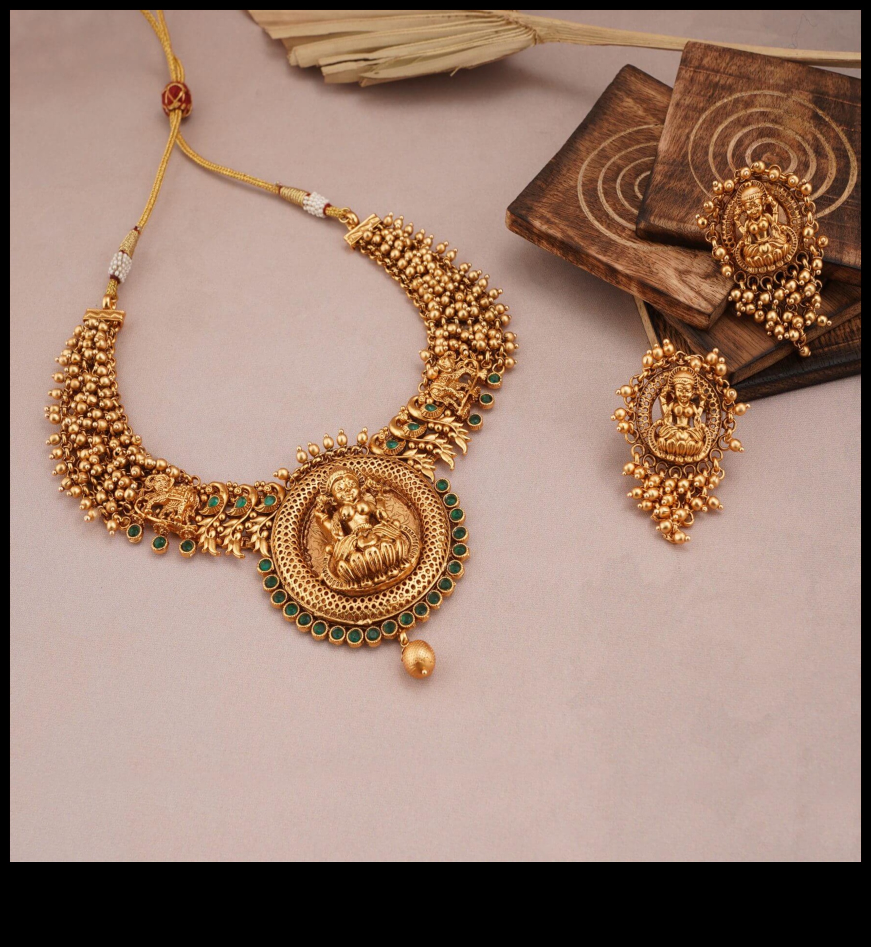 אלגנטיות מלאה: שנה את המראה שלך עם סט התכשיטים המשובחים שלנו