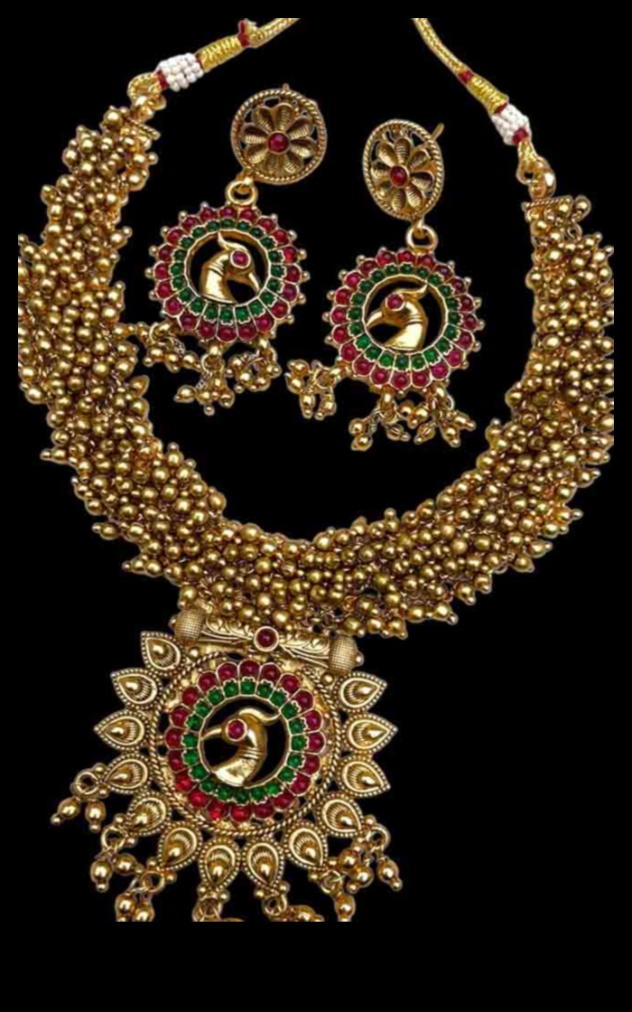 אלגנטיות מלאה: שנה את המראה שלך עם סט התכשיטים המשובחים שלנו