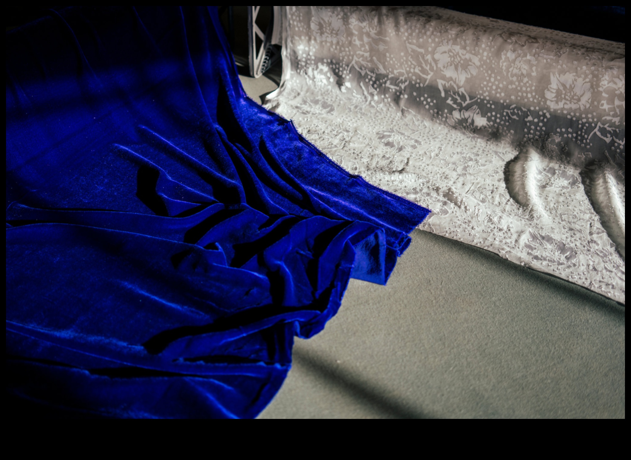 קטיפה הבד היוקרתי של הרגע 2 דרכים אופנתיות להשתמש בקטיפה בעיצוב מודרני