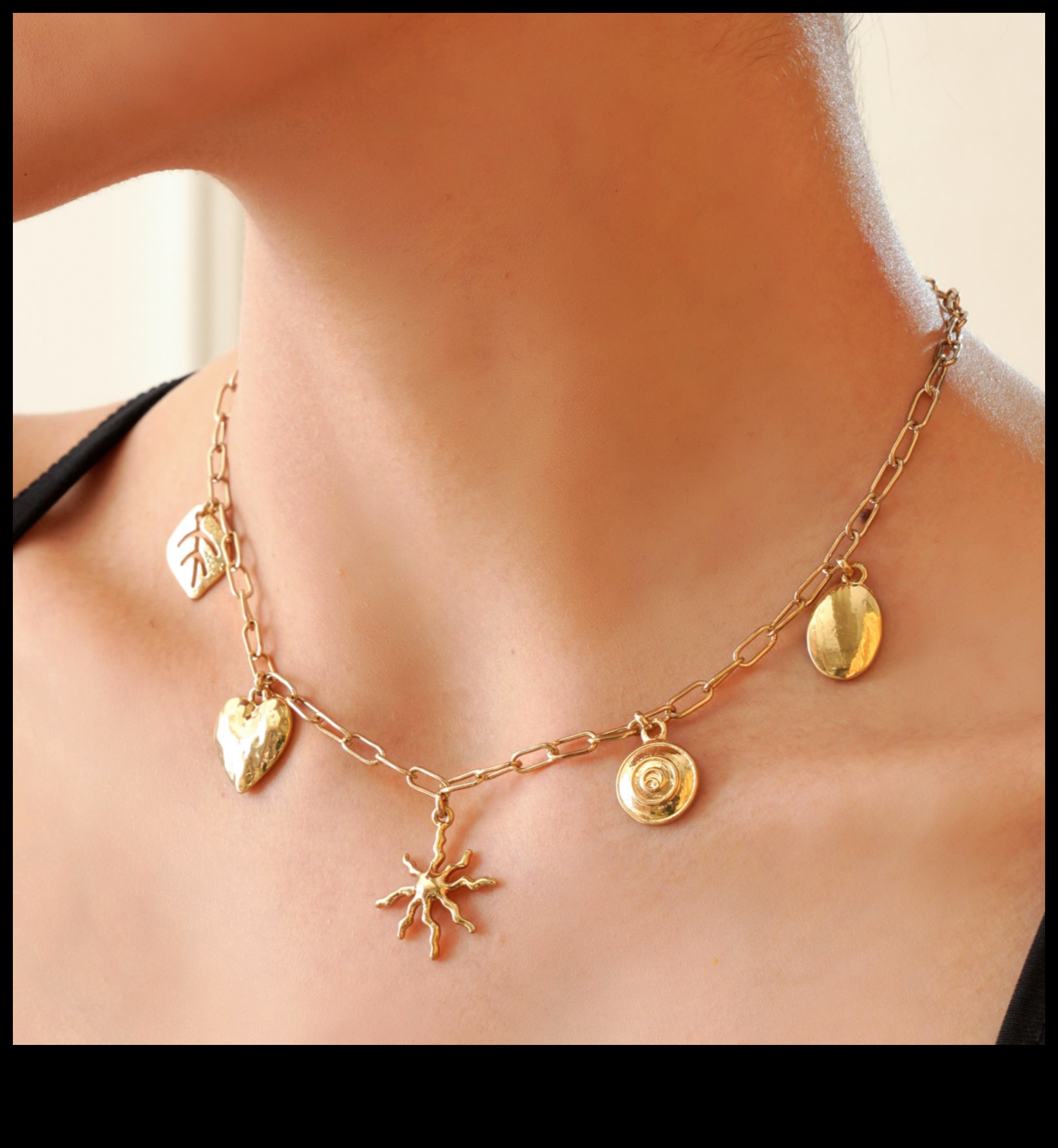 קסמי שיק מרימים את הסגנון שלך עם שרשראות, עגילים וצמידים יוקרתיים 3 קסמי שיק: תקשט את עצמך ביוקרה שיא