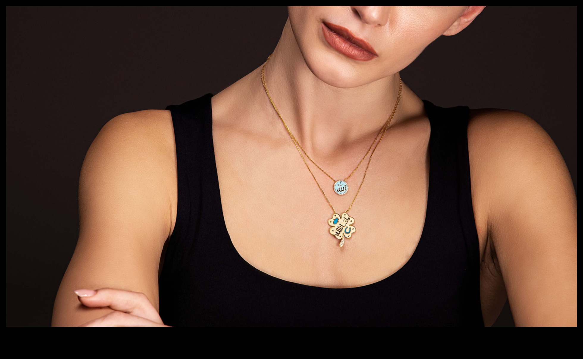 קסמי שיק מרימים את הסגנון שלך עם שרשראות, עגילים וצמידים יוקרתיים 5 קסמי שיק: תקשט את עצמך ביוקרה שיא