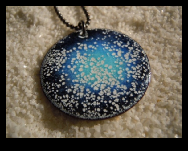 גלקסיה נוצצת: האיר את הצוואר שלך עם הזוהר הכוכבי של השרשראות שלנו