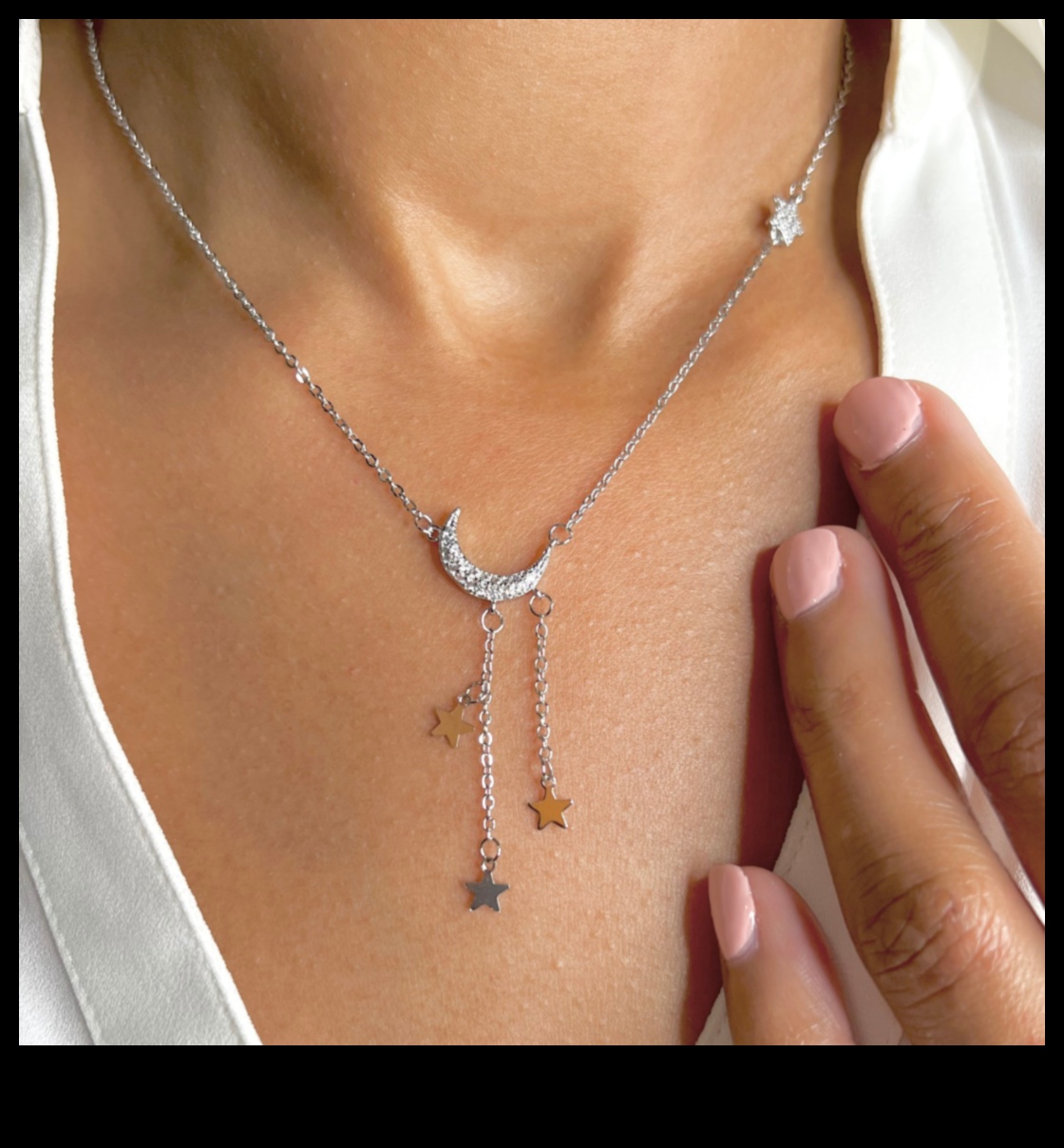 גלקסיה נוצצת: האיר את הצוואר שלך עם הזוהר הכוכבי של השרשראות שלנו