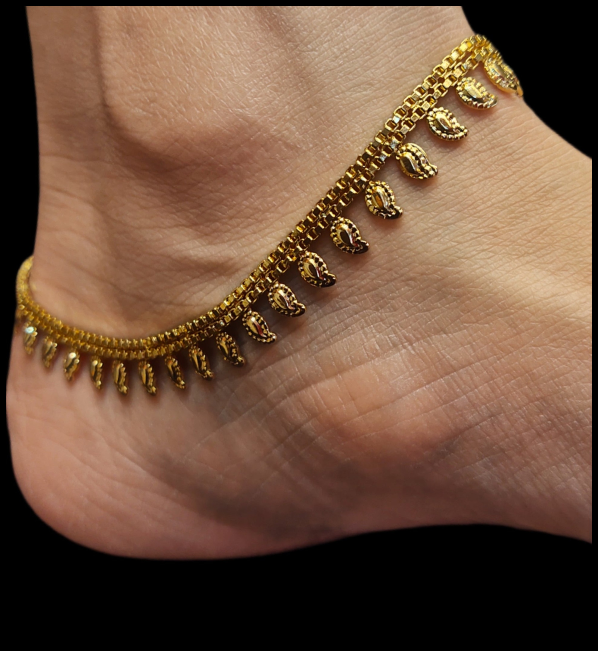 אלגנטיות מבעבעת: מסנוור בתסיסה של צמידי רגליים