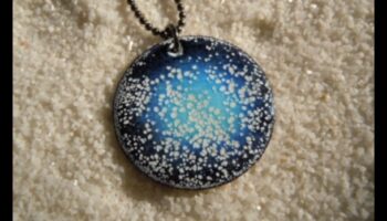 גלקסיה נוצצת: האיר את הצוואר שלך עם הזוהר הכוכבי של השרשראות שלנו