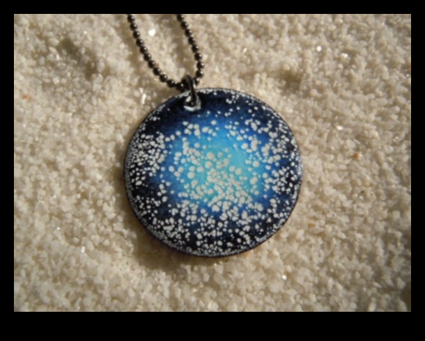 גלקסיה נוצצת: האיר את הצוואר שלך עם הזוהר הכוכבי של השרשראות שלנו