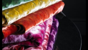 דרכים אופנתיות להשתמש בקטיפה בעיצוב מודרני