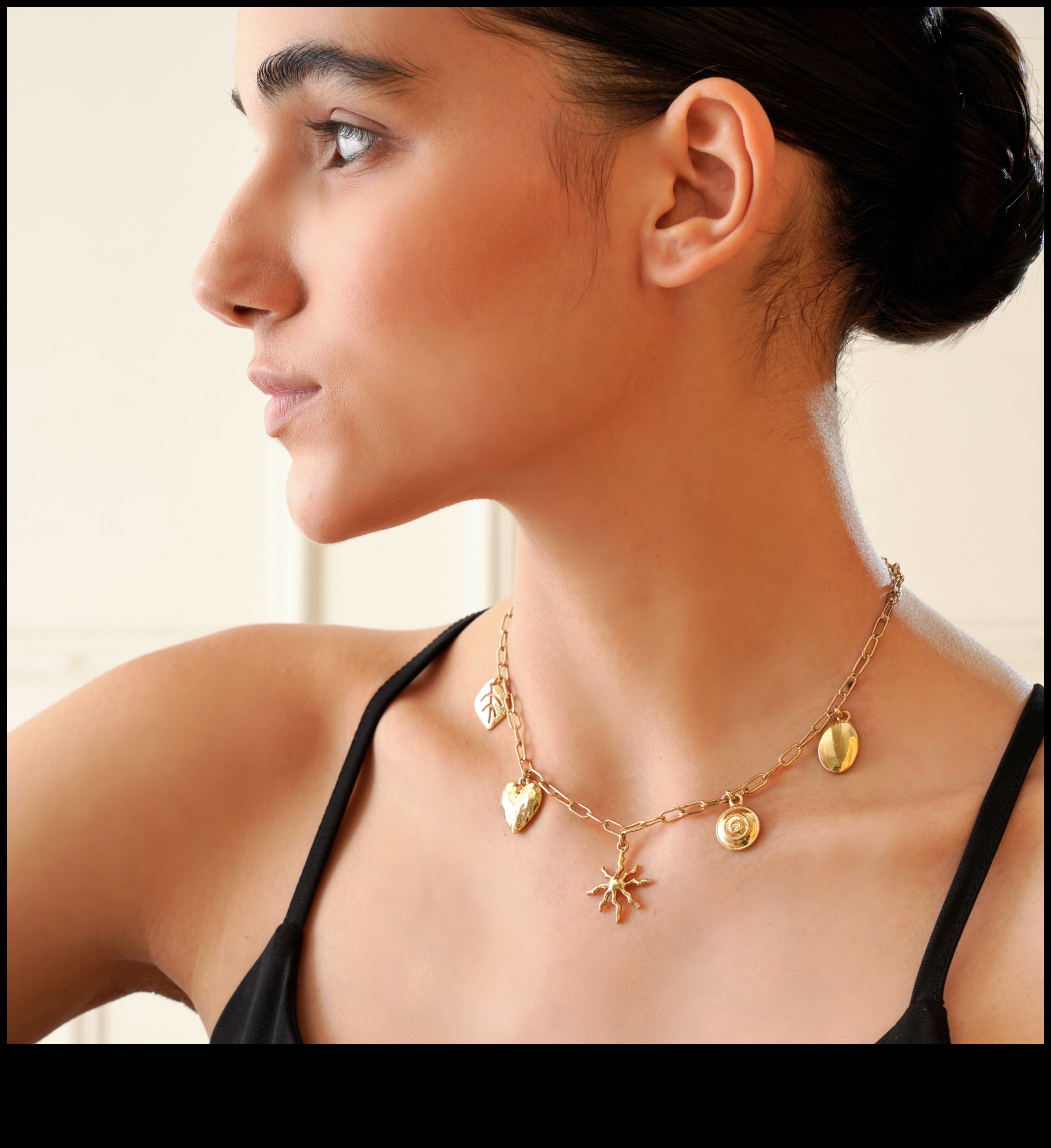 קסמי שיק מרימים את הסגנון שלך עם שרשראות, עגילים וצמידים יוקרתיים 1 קסמי שיק: תקשט את עצמך ביוקרה שיא